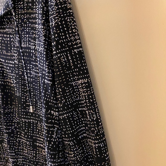 Liz Claiborne black blouse with white & beige pattern size medium - Picture 8 of 11